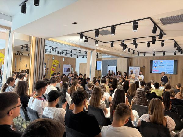 Lansarea ediției 2025 Antreprenor Jr. cu elevi și invitați în sală