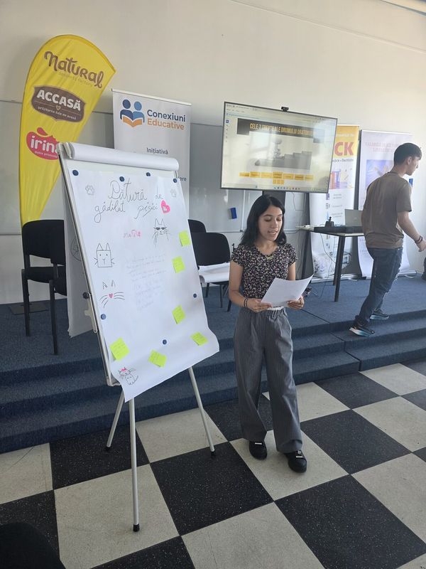 Participantă prezentând un proiect la flipchart în ediția 2025 Antreprenor Jr.