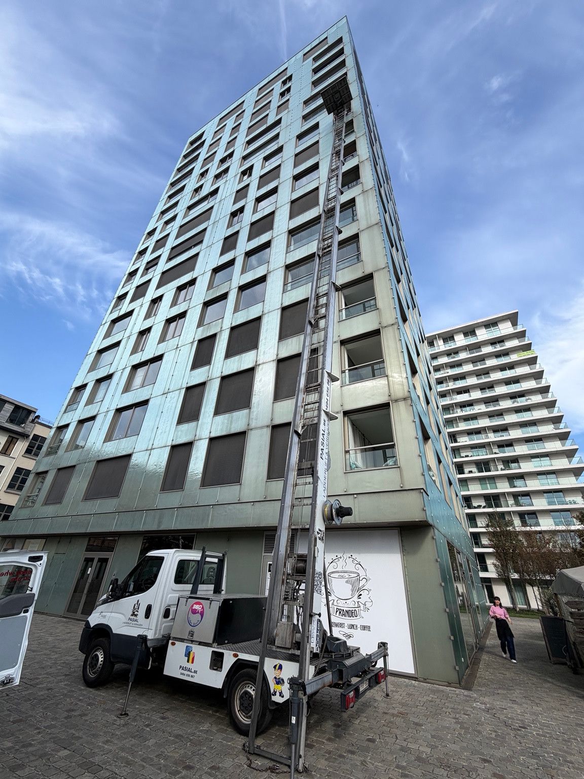 Ladderlift van Pasial bij een hoog appartementsgebouw op het Eilandje in Antwerpen, vlak bij het MAS.