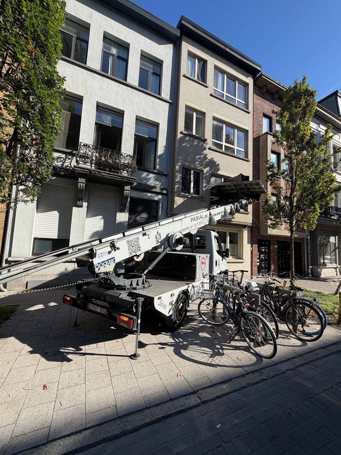 Ladderlift van Pasial opgesteld bij een rijwoning in het centrum van Antwerpen.