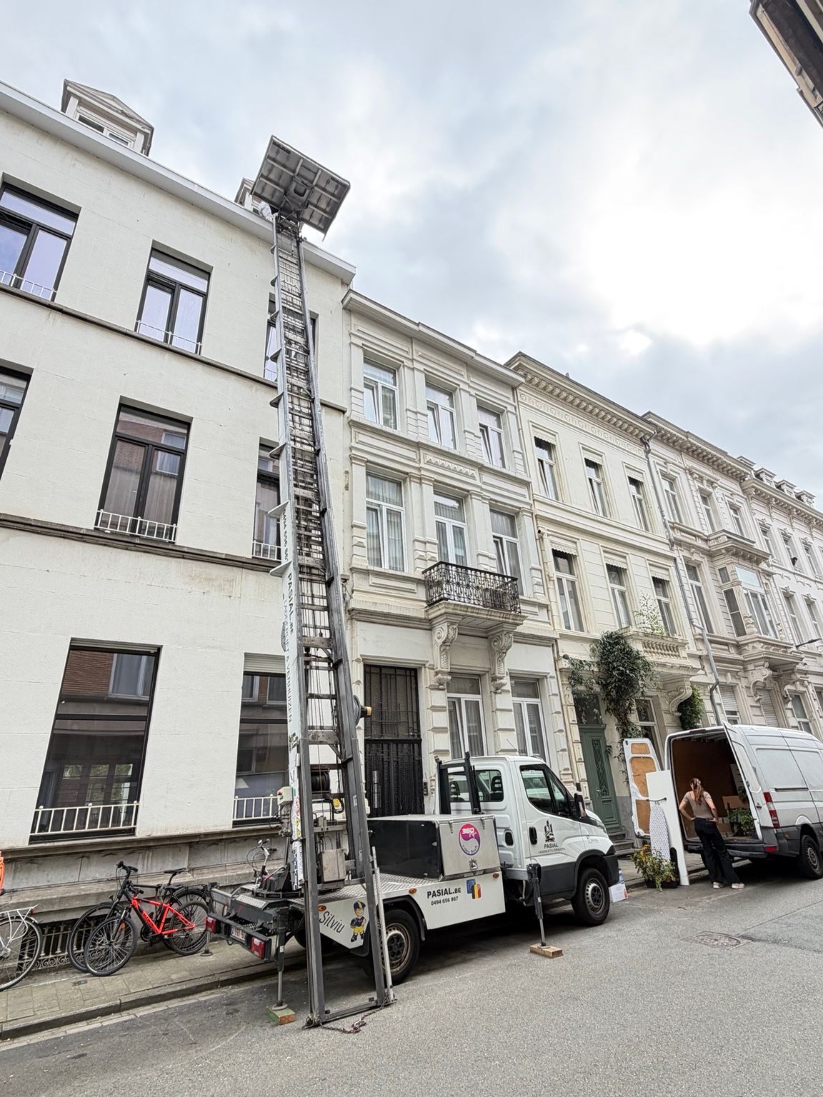 Ladderlift van Pasial opgesteld aan een hoge stadswoning in Antwerpen Zuid, tot aan de bovenste verdieping.