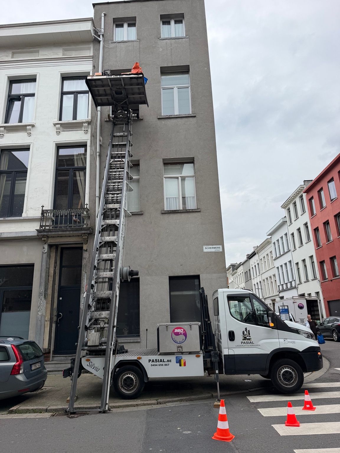 Ladderlift van Pasial aan het werk in de Schermersstraat in Antwerpen, voor het verplaatsen van goederen via het raam.