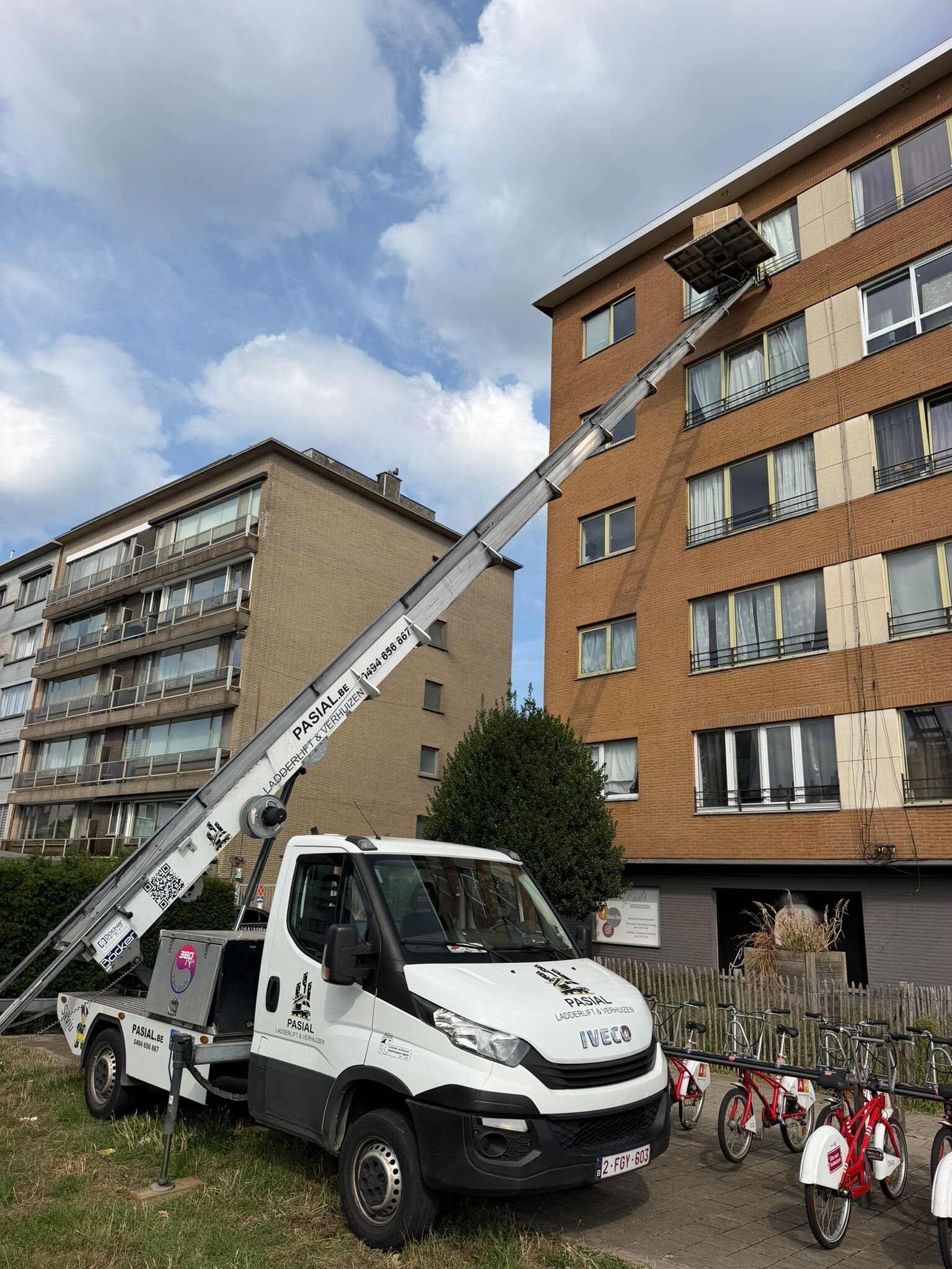 Pasial verhuislift in Merksem tijdens een echte verhuis