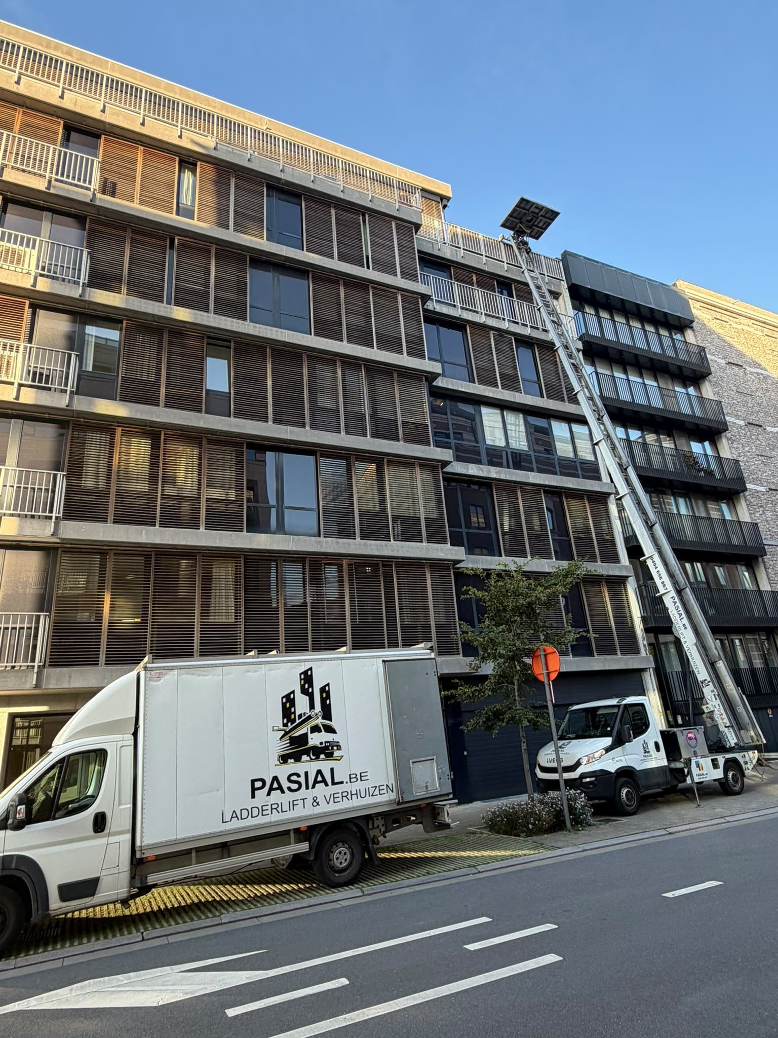 Pasial verhuiswagen en ladderlift in actie in Antwerpen