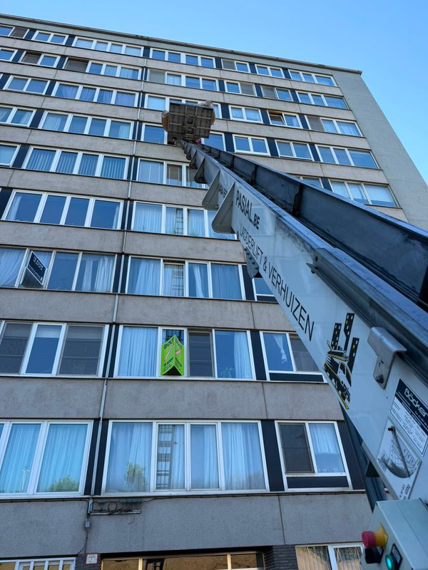 Pasial ladderlift opgesteld langs een appartementsgebouw
