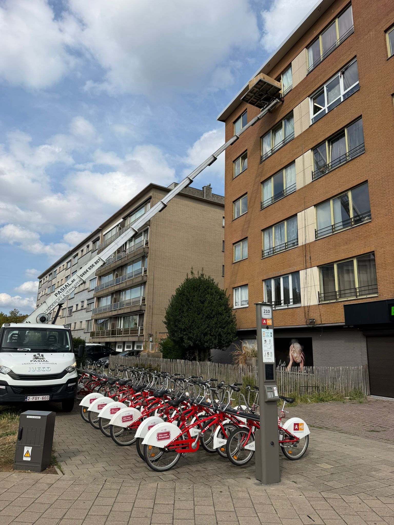 Pasial verhuislift in Ekeren tijdens een echte verhuis