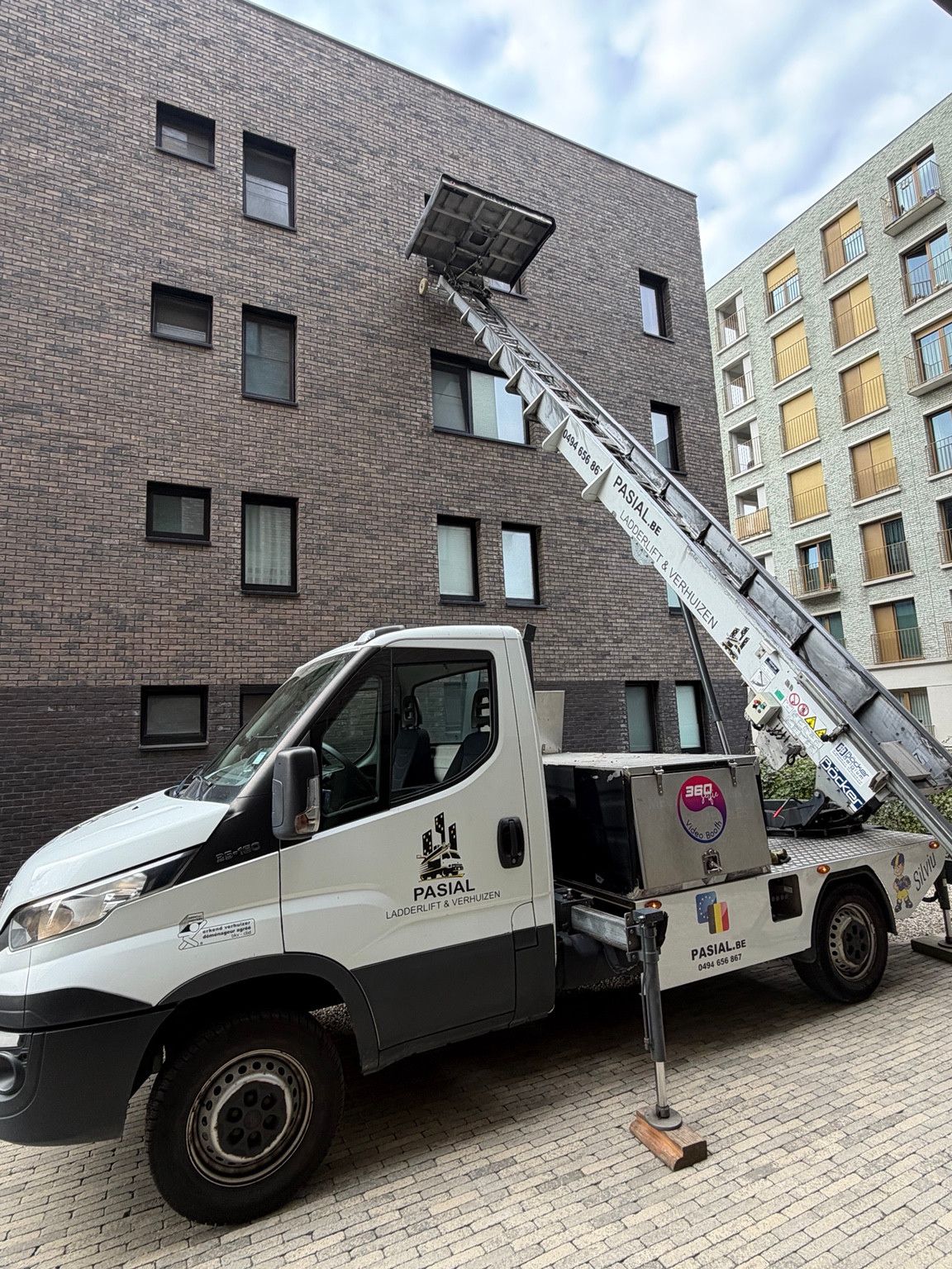 Ladderlift van Pasial opgesteld aan een appartementsgebouw in Linkeroever, Antwerpen.