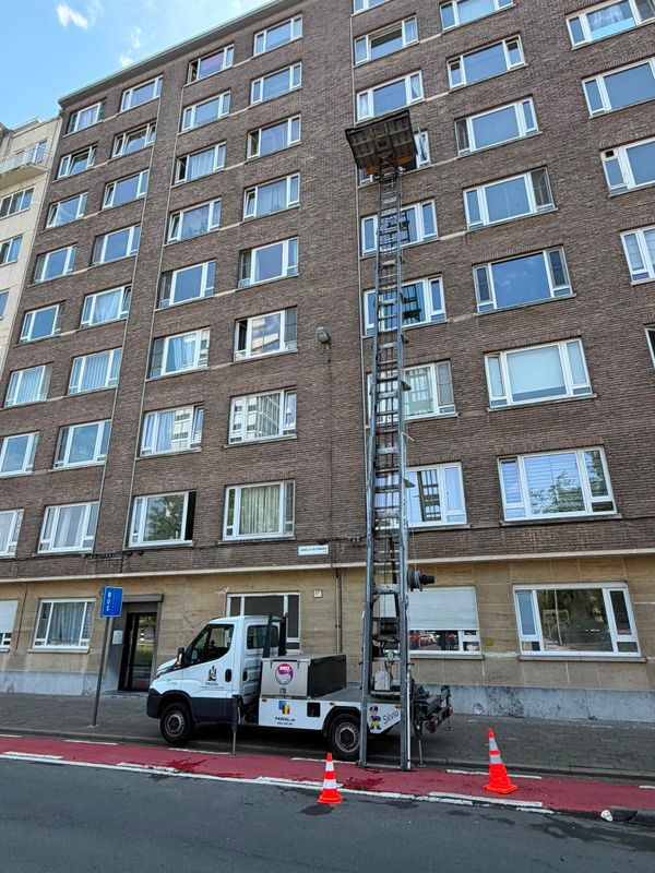 Pasial ladderlift bij een appartementsgebouw in Berchem