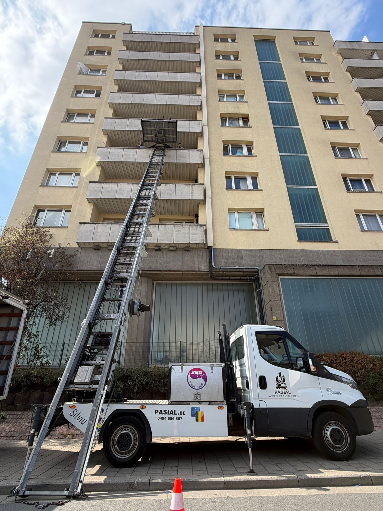Ladderlift Merksem bij een hoog appartementsgebouw