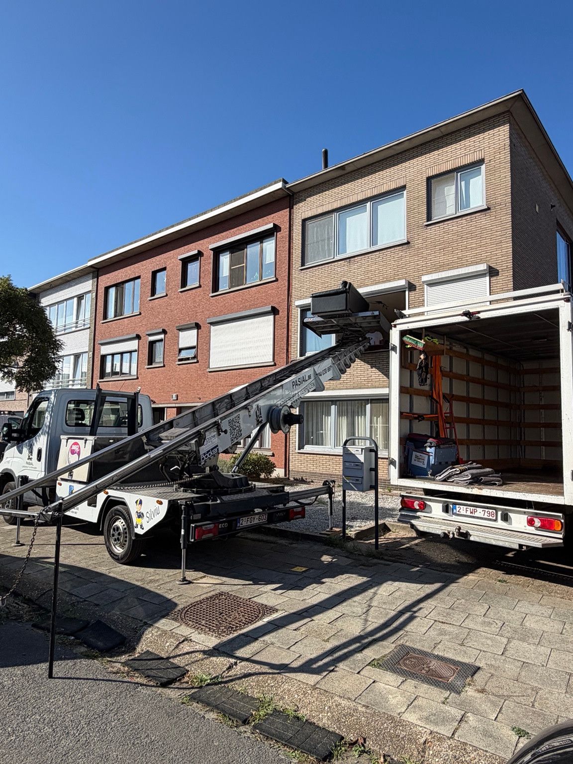 Verhuizing van Merksem naar Mechelen met Pasial. Inzet van onze ladderlift en verhuiswagen bij het vertrekadres in Merksem.