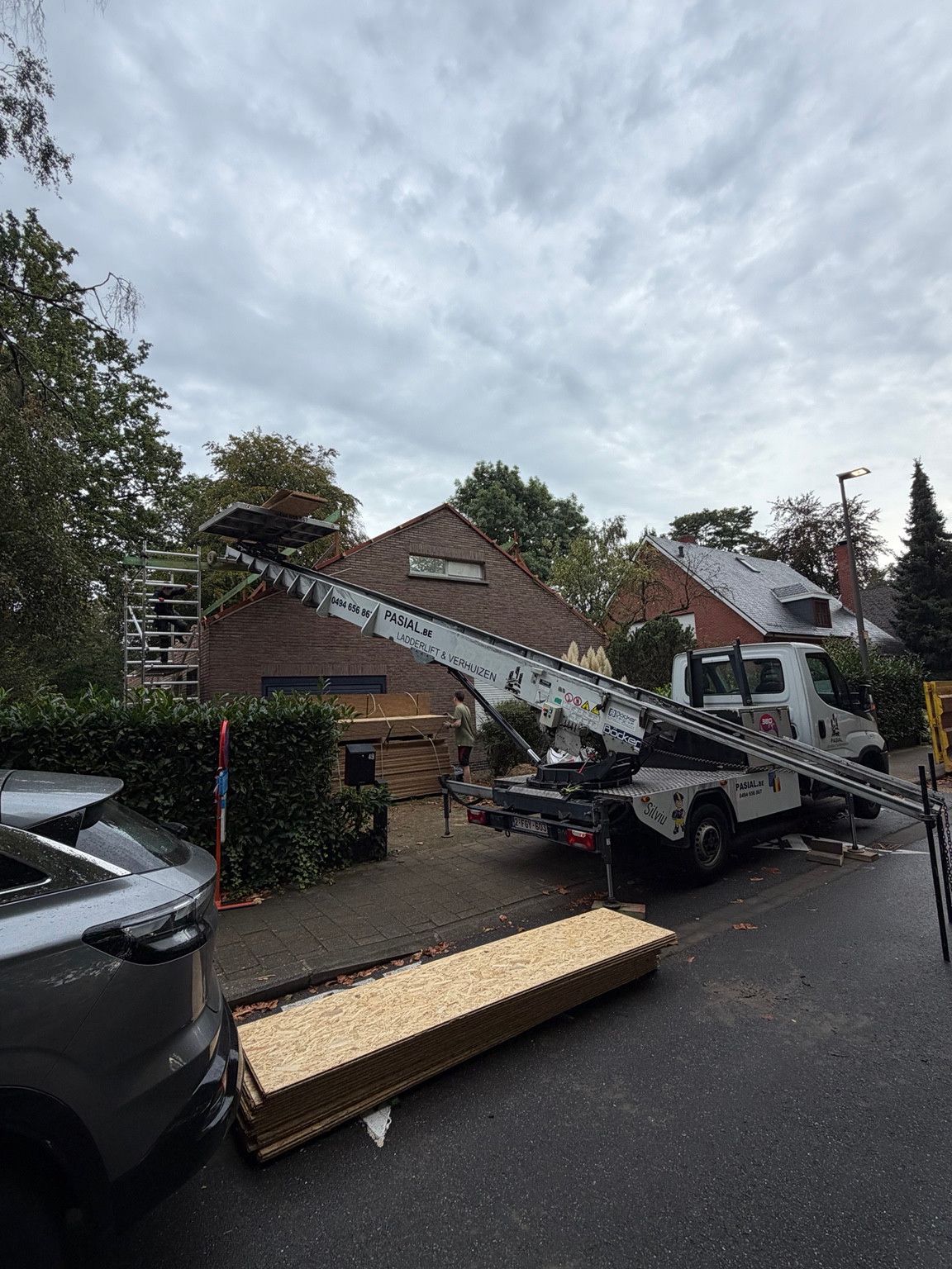 Ladderlift van Pasial voor het omhoogbrengen van bouwmaterialen bij een woning in aanbouw in Ekeren.