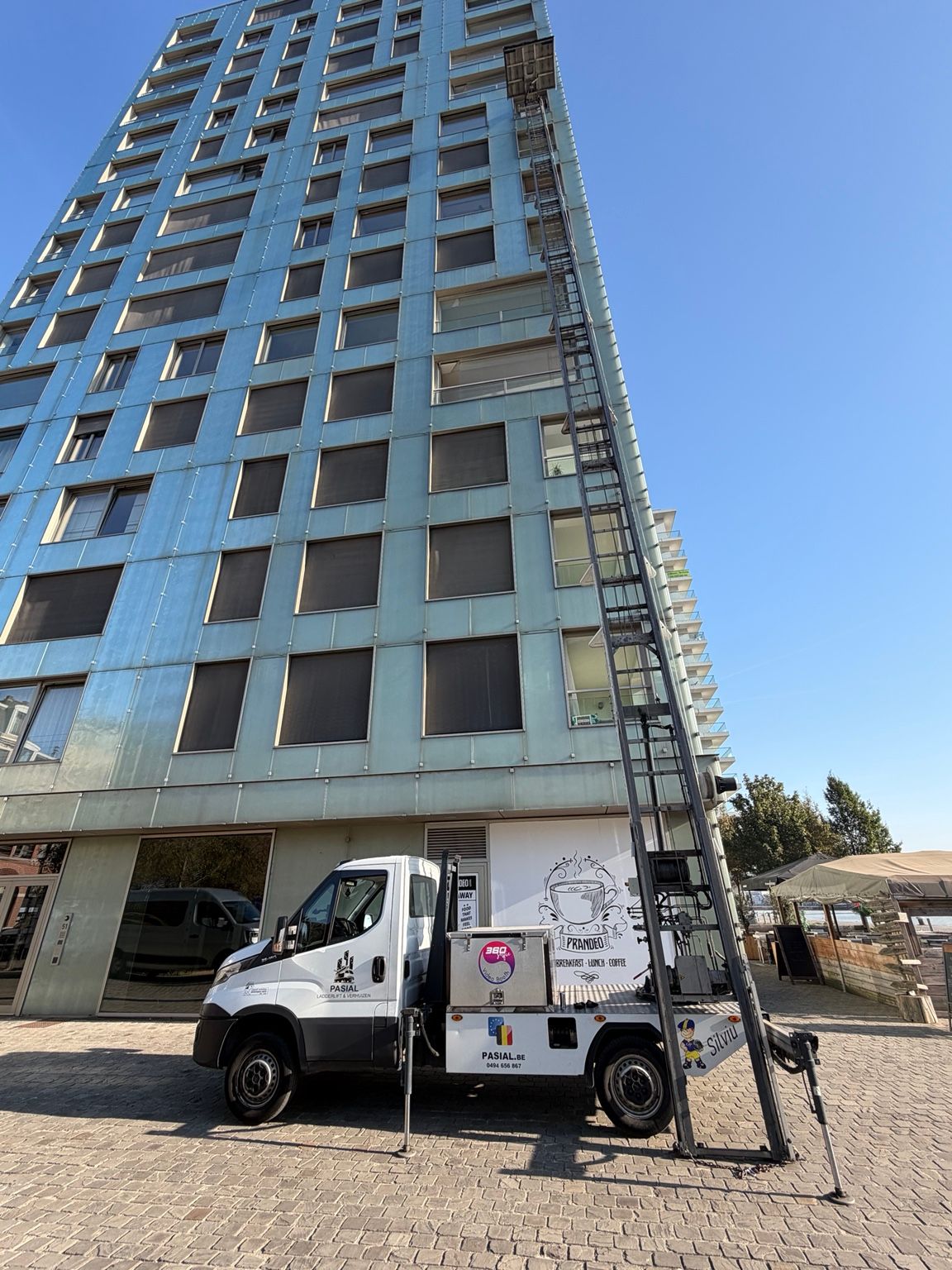 Verhuislift Antwerpen Zuid bij hoog appartementsgebouw