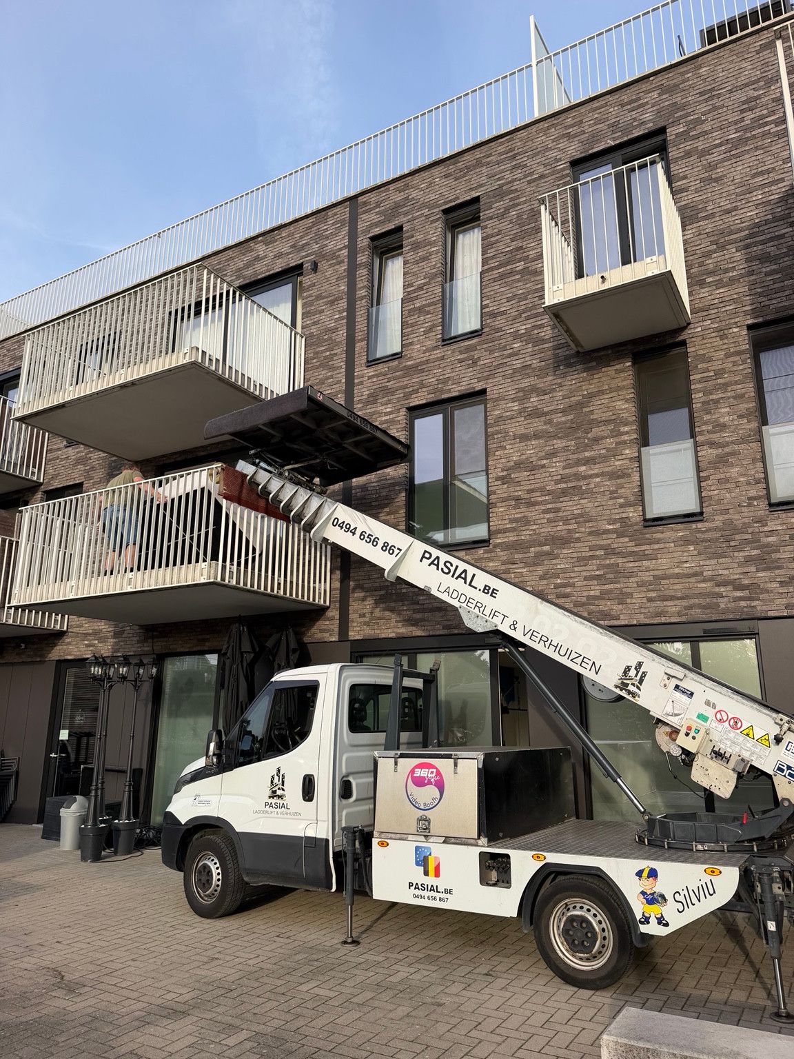 Ladderlift van Pasial aan het balkon van een appartement in Wuustwezel.
