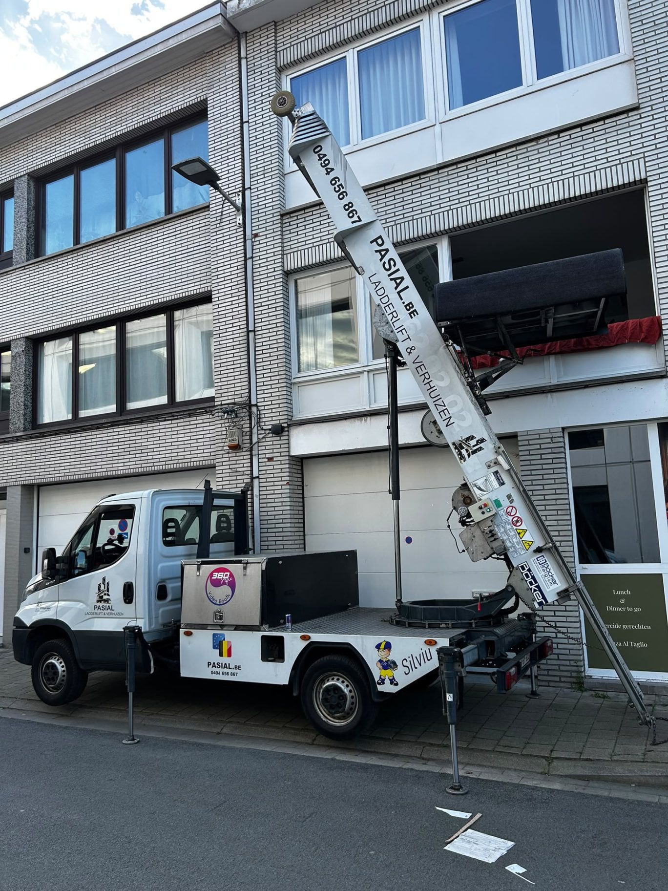 Een zetel verhuizen via het raam met de ladderlift van Pasial in Antwerpen (2018).