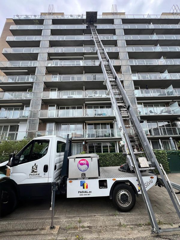Pasial ladderlift bij een hoog appartementsgebouw in Linkeroever Antwerpen