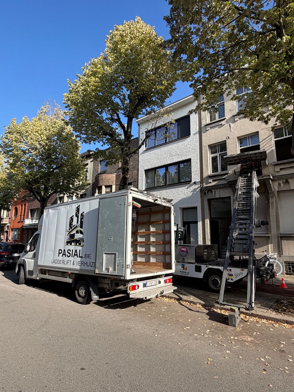 Verhuizing in Wilrijk met de verhuiswagen en ladderlift van Pasial.