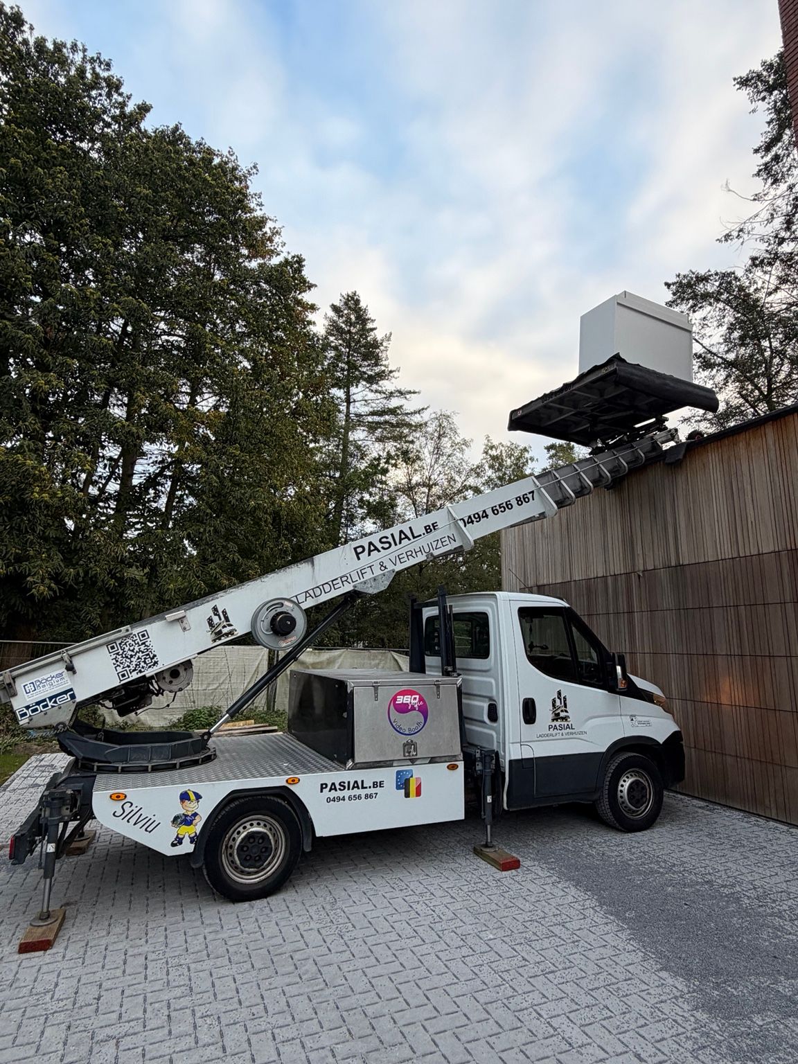 Een keukenkast naar boven brengen met de ladderlift van Pasial bij een woning in Zoersel.